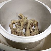【冬季养生汤】鸡脚花生汤的做法图解5