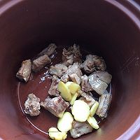 【夏季养生】排骨海带玉米汤的做法图解3