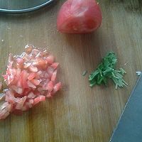 宝宝辅食之西红柿韭菜面的做法图解1