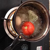 宝宝辅食之番茄花菜蛋黄泥的做法图解1