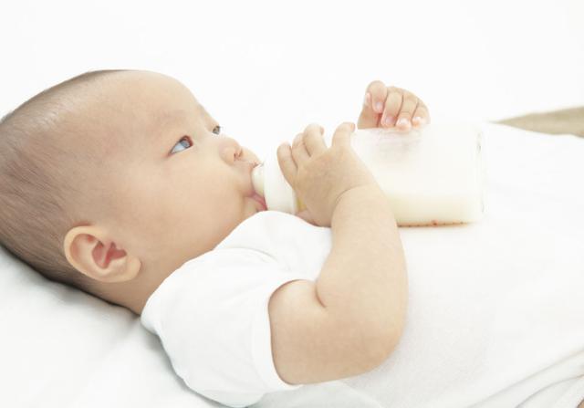 婴儿呛奶的正确处理方法 妈妈一定要懂