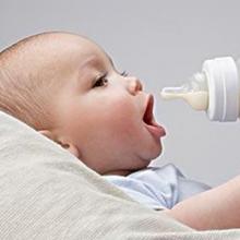 新生儿吃奶时间短有什么影响吗 揭新生儿吃奶正常时间