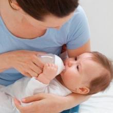 新生儿吃奶时间长的原因 新生儿吃奶的正常时间介绍