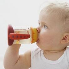 婴儿水中毒症状以及婴儿该什么时候喝水
