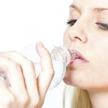 喝水对皮肤有好处吗 喝水错误方法